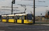 Tw 2213 auf der Linie 63 Richtung Adlershof/Kpenick vor der Haltestelle Landschaftspark (Gro-Berliner-Damm/Herrmann-Dorner-Allee30.10.2021).