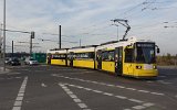 Tw 2213 auf der Linie 63 Richtung Adlershof/Kpenick vor der Haltestelle Landschaftspark (Gro-Berliner-Damm/Herrmann-Dorner-Allee30.10.2021).