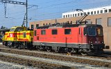 Die Re 4/4 11350 der SBB als Zuglok fr die 1002 006-7 der MEG am 20.10.2015 in Suhr.