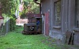 Eine der Jung-Lokomotiven verläßt die kleine Abstellhalle im Wasserwerk Kraków-Bielany am 09.09.1998