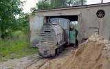 Am Beschickergebäude der Ziegelei Niezabyszewo. (01.09.2003)