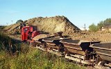 Die erste Lore ist bereits mit Kies beladen. Der Bagger wartet an der Tonhalde (27.09.1999).