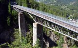 Das 93 m lange Findelenbachviadukt sollte eigentlich drei Steinbgen erhalten. Nachdem die beiden Pfeiler fertiggestellt waren, mute man wegen technischer Schwierigkeiten auf eiserne Fachwerktrger ausweichen (16.07.2016).