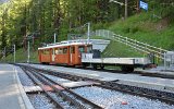 Bhe 2/4 3021 mit Gterwagen in Findelbach am 16.07.2016.