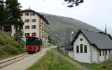 Zur Erinnerung an das Riffelalptram fhrt seit 2001 diese Akkubahn, wegen des Scheetreibens am 31.08.2012 mit Schutzplanen verhngt.