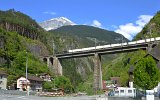 Die Chrstelenbachbrcke in Amsteg wurde 1882 in Betrieb genommen. Beim zweispurigen Ausbau 1892 wurde auch der 45 m hohe Mittelpfeiler verbreitert. (27.08.2016)