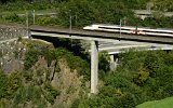 Die Intschireussbrcke sdlich von Amsteg berspannt das Tal in 74 m Hhe und ist damit die hchste Brcke der SBB. (27.08.2016)