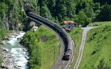 Die Kurve am Wattingertunnel und der unteren Wattinger Reussbrcke vom Bahnhof Wassen am 06.05.2016