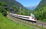 Die bekannte Kurve vor dem Wattinger Tunnel mit dem bekannten OP Kirche Wassen am 10.06.2016