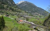 Die bekannte Kurve vor dem Wattinger Tunnel mit dem bekannten OP Kirche Wassen am 10.06.2016