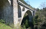 Die mittlere Meienreussbrcke ist ein Neubau von 1961. Deutlich erkennt man die Betonbgen, die mit Naturstein verblendet wurden und an die alten gemauerten Vorbrcken anschlieen. (Wassen am 06.05.2016)