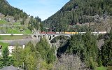 Von der Kirche hat man einen guten Blick auf die mittlere und dahinter die obere Meienreussbrcke. (Wassen am 06.05.2016)