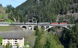 Von der Kirche hat man einen guten Blick auf die mittlere Meienreussbrcke mit dem Orient-Express. (Wassen am 06.05.2016)