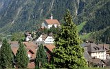 Die barocke Kirche von Wassen ist bei Eisenbahnfreunden aus aller Welt berhmt. Dreimal sieht man sie von den Zgen auf der Gotthard-Bergstrecke aus. Auch bei den Fotos vor Ort ist sie ein beliebter Orientierungspunkt. (Wassen 24.09.2016) : 16094Wassen