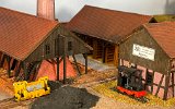 Meine Anlage soll ein Feldbahn- und Industriemuseum zeigen. So kann es immer wieder Feldbahntreffen geben, bei denen historische und internationale Fahrzeuge zum Einsatz kommen. Hier zwei Standmodelle : Die Hohenzollern-Dampflok und der BBA Metallist in der Exportversion mit Mitfahrstand.